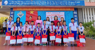 TRAO QUÀ TẾT CHO HỌC SINH CÓ HOÀN CẢNH KHÓ KHĂN LAN TỎA YÊU THƯƠNG TRONG NGÀY HỘI “BÁNH CHƯNG KẾT NỐI YÊU THƯƠNG – CÙNG NHAU ĐÓN TẾT"