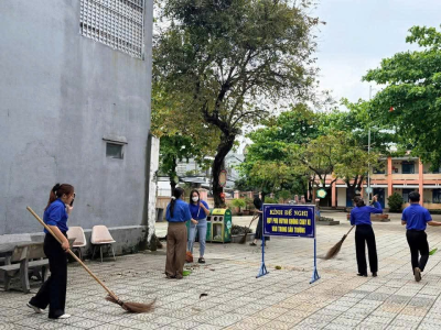 🌱 CHI ĐOÀN TRƯỜNG TIỂU HỌC NGUYỄN PHAN VINH RA QUÂN XOÁ BIỂN QUẢNG CÁO SAI QUY ĐỊNH, DỌN VỆ SINH MÔI TRƯỜNG TRƯỚC NGÀY BẦU CỬ